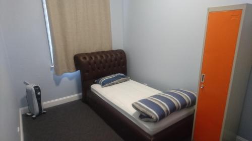 Ένα ή περισσότερα κρεβάτια σε δωμάτιο στο Backpackers Imperial Hotel