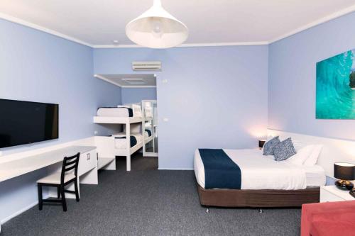 Cama ou camas em um quarto em Bay Hotel Motel