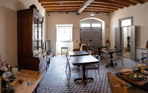 una habitación con mesas y sillas en una habitación en Burgo da Villa, en Castelo de Vide