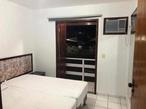 Giường trong phòng chung tại Apartamento Praia Taperapuan