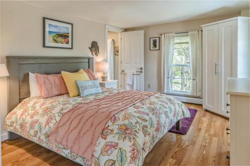 A bed or beds in a room at Moonshadow B&B