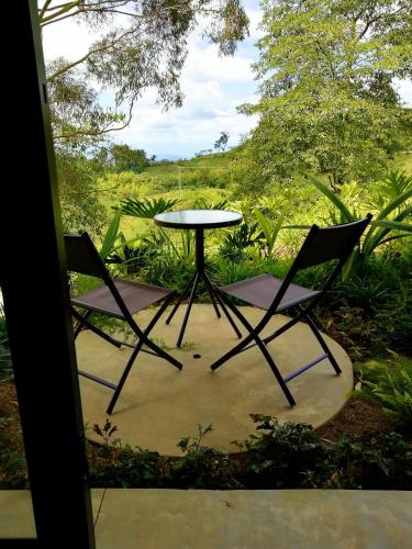 a table and two chairs sitting on a patio at Casa Du Vélo in Filandia