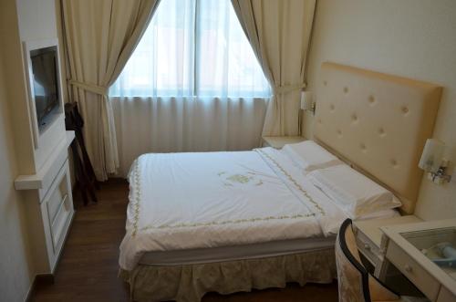 Una cama o camas en una habitación de Jayleen 1918