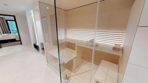 przeszklony prysznic w pokoju ze stołem w obiekcie White Pearl Appartment 1.07 w mieście Timmendorfer Strand