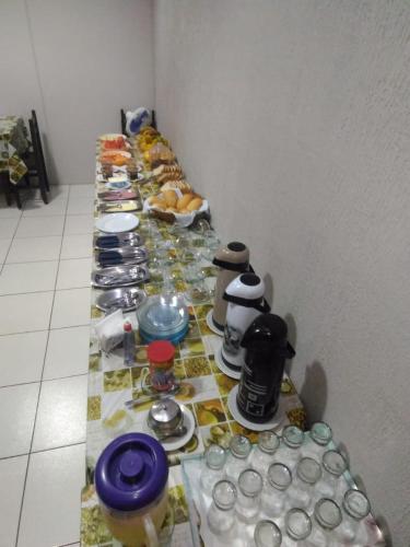 uma mesa longa com copos de água em HOTEL REAL em Marechal Cândido Rondon
