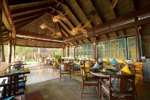 A restaurant or other place to eat at Buri Rasa Village Samui
