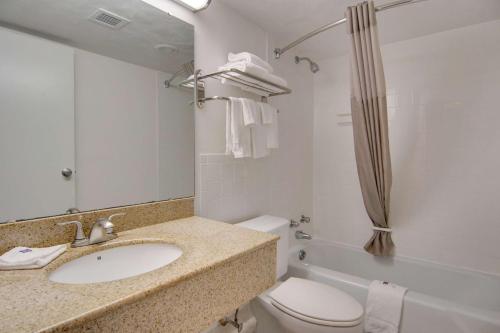 ein Badezimmer mit einem Waschbecken, einem WC und einer Badewanne in der Unterkunft Motel 6-Clarion, PA in Clarion