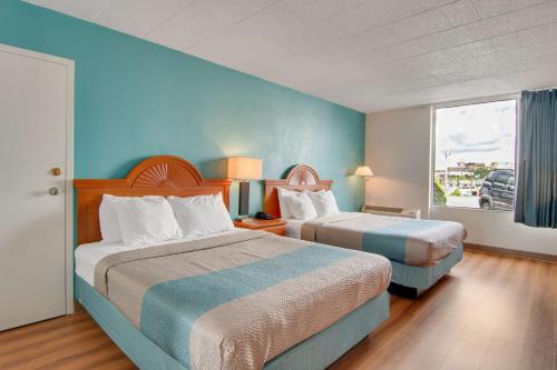 Una habitación de hotel con dos camas y una ventana. en Motel 6-Clarion, PA, en Clarion