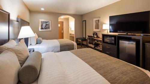 ein Hotelzimmer mit 2 Betten und einem Flachbild-TV in der Unterkunft Best Western Sawtooth Inn and Suites in Jerome