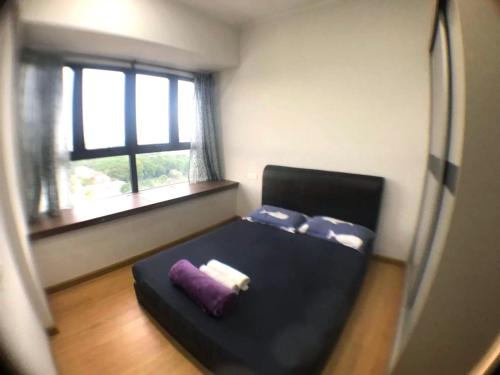 Un dormitorio pequeño con una cama y una ventana. en The Happiness Home, en Johor Bahru