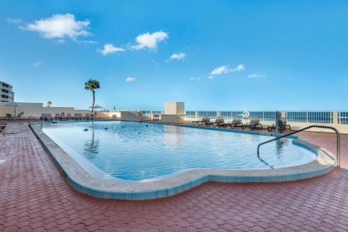 ein großer Pool auf einem Gebäude in der Unterkunft Quality Inn Daytona Beach Oceanfront in Daytona Beach