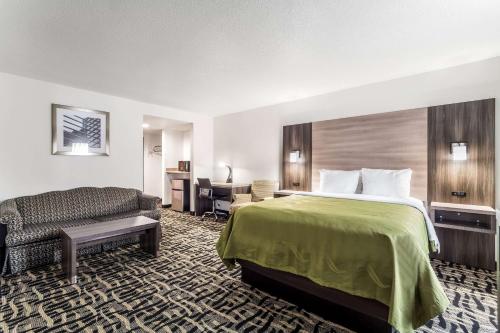 Llit o llits en una habitació de Quality Inn & Suites Augusta I-20