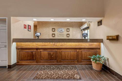 a bar at a dental office at Comfort Suites Fort Collins Near University in Fort Collins