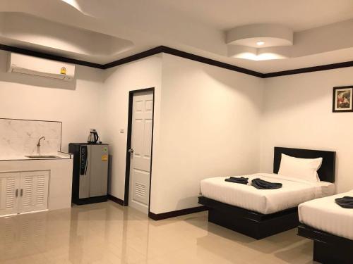 Katil atau katil-katil dalam bilik di Sabaidee mansion&hotel