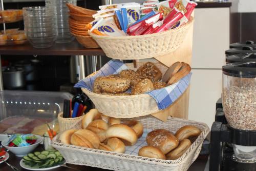twee manden gevuld met verschillende soorten brood bij Pension Haus am Wald in Braunlage