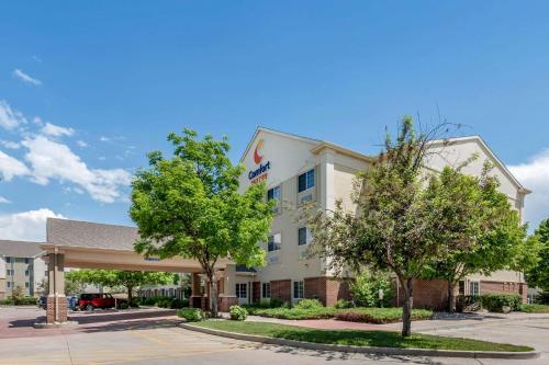 a rendering of the front of the hotel at Comfort Suites Fort Collins Near University in Fort Collins