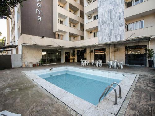 uma piscina em frente a um edifício em OYO Urupema Hotel, São Paulo em São José dos Campos
