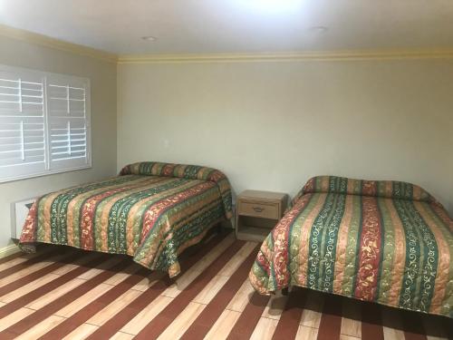 Tempat tidur dalam kamar di All 8 Motel