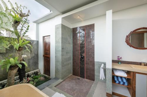 Kylpyhuone majoituspaikassa Prabhu Ubud Villa