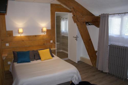 Tempat tidur dalam kamar di Hôtel Alphée