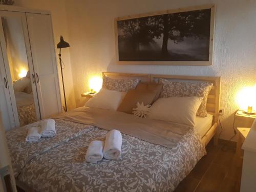 ein Schlafzimmer mit einem Bett mit weißen Schuhen darauf in der Unterkunft Apartments Garden Monsena in Rovinj
