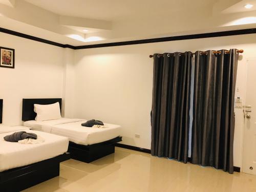 Katil atau katil-katil dalam bilik di Sabaidee mansion&hotel