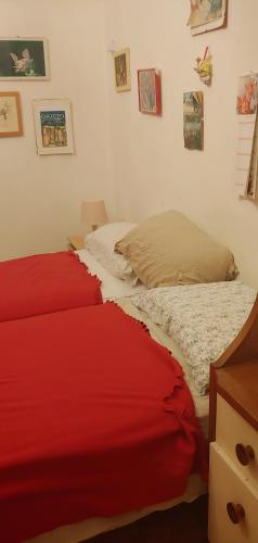 een slaapkamer met een bed en een rode deken bij CozyandCalm in Florence