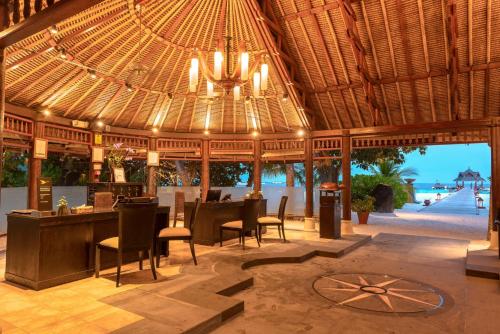 a resort lobby with a chandelier and a table and chairs at Banyan Tree Vabbinfaru in Male City