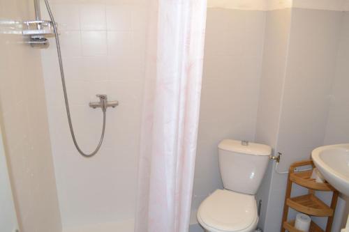 a bathroom with a shower with a toilet and a sink at Studio à 100 mètres des thermes vue sur montagne. in Amélie-les-Bains-Palalda