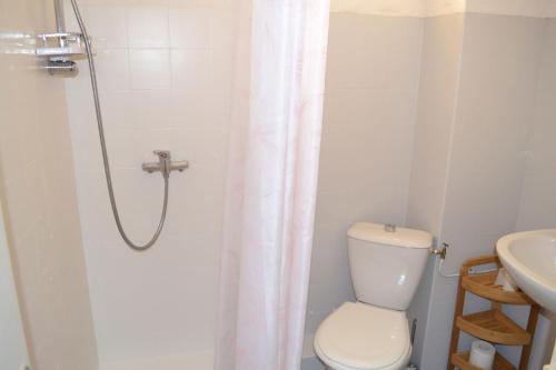 uma casa de banho com um chuveiro, um WC e um lavatório. em Studio à 100 mètres des thermes vue sur montagne. em Amélie-les-Bains-Palalda