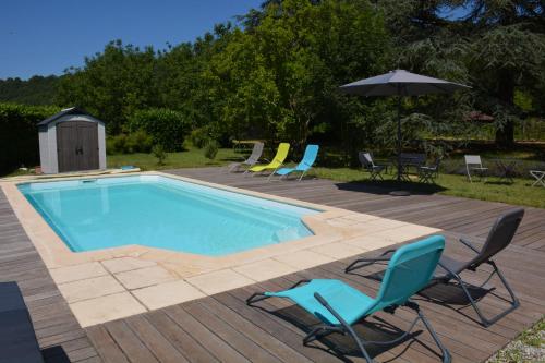 a swimming pool with chairs and an umbrella at Chambres d´Hôtes Le Cèdre Bleu in Saint-Lattier