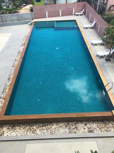 una piscina vacía con agua verde en el medio en Samui City Hotel, en Chaweng