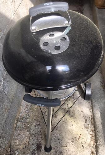 Kemudahan BBQ tersedia untuk tetamu di rumah percutian