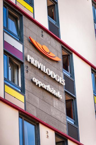 a sign on the side of a building at Apparthotel Privilodges Carré de Jaude in Clermont-Ferrand