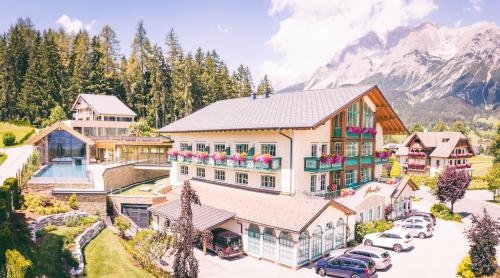 una vista aerea di una casa con una montagna di Hotel Annelies a Ramsau am Dachstein