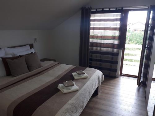een slaapkamer met een groot bed en handdoeken bij Snow Queen in Rakovica