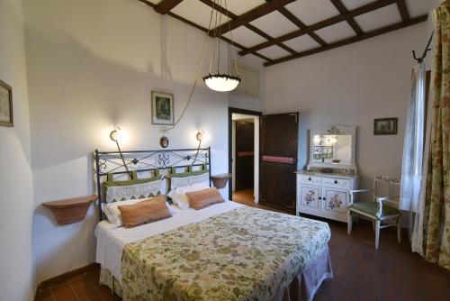 sypialnia z dużym łóżkiem w pokoju w obiekcie Castello Di Proceno Albergo Diffuso In Dimora D'Epoca w mieście Proceno