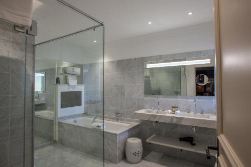 Un baño de Le Phébus & Spa – Relais & Châteaux