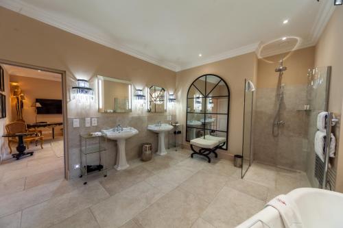 baño grande con 2 lavabos y ducha en Le Phébus & Spa – Relais & Châteaux, en Joucas
