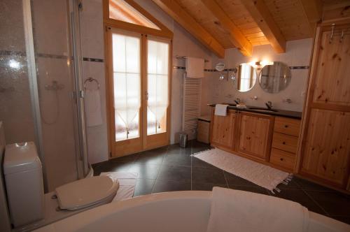 韋松納的住宿－Chalet Marie-Rose，带浴缸、卫生间和盥洗盆的浴室