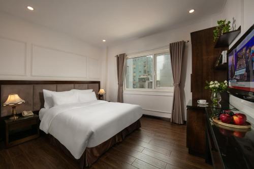 Tempat tidur dalam kamar di Hong Ngoc Cochinchine Boutique Hotel & Spa