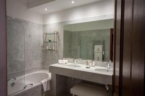 Un baño de Le Phébus & Spa – Relais & Châteaux