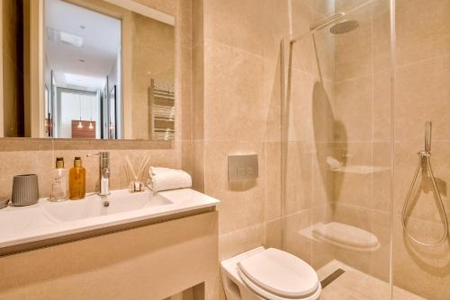 een badkamer met een douche, een toilet en een wastafel bij 91 - Urban Picasso Le Marais in Parijs