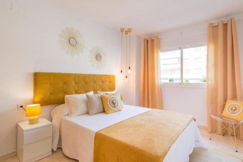 Posteľ alebo postele v izbe v ubytovaní Charming apartment on the beach - Pool and parking