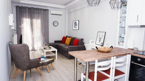 Il comprend une cuisine et un salon avec une table et un canapé. dans l'établissement Cozy home in Thessaloniki center, à Thessalonique