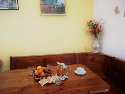 a wooden table with a bowl of fruit on it at B&B Pivi in Ponti Sul Mincio