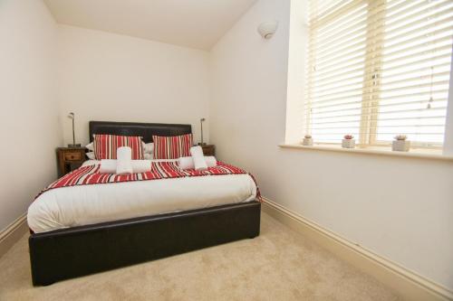 - une chambre avec un grand lit et une fenêtre dans l'établissement No 5 - Central - by Brighton Holiday Lets, à Brighton et Hove