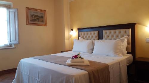 A bed or beds in a room at Casal Sant'Elena