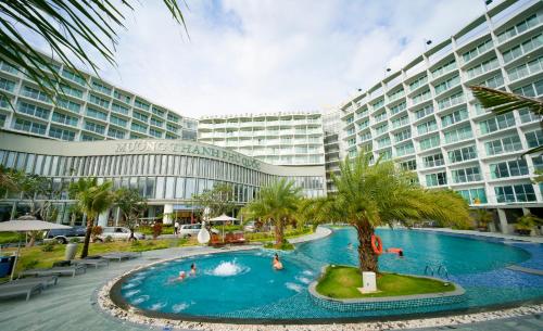 Swimmingpoolen hos eller tæt på Muong Thanh Luxury Phu Quoc Hotel