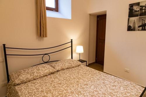 a bedroom with a bed in a room at Casa Concerie Due in Sulmona